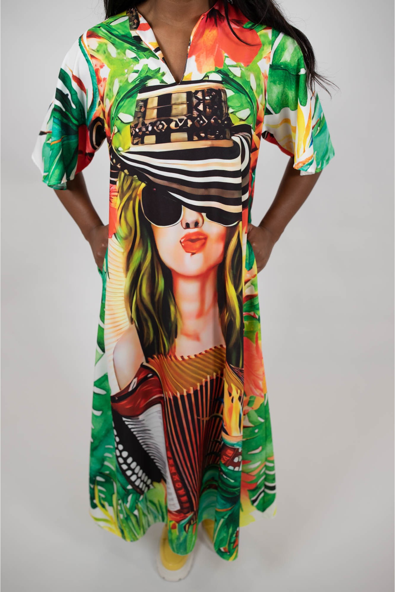 Descoperă Rochia Lungă Cu Buzunare Și Mâneci Clopot Electric Cathalee